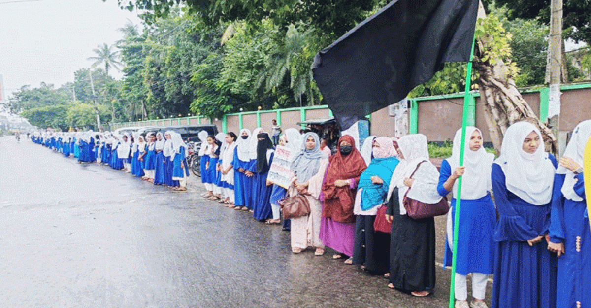 নিরাপদ সড়কের দাবিতে বেনাপোলে বিশাল মানববন্ধন