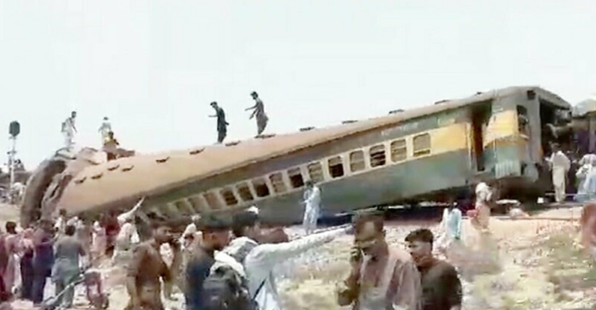 পাকিস্তানে ট্রেন দুর্ঘটনায় প্রাণ গেল ১৫ জনের