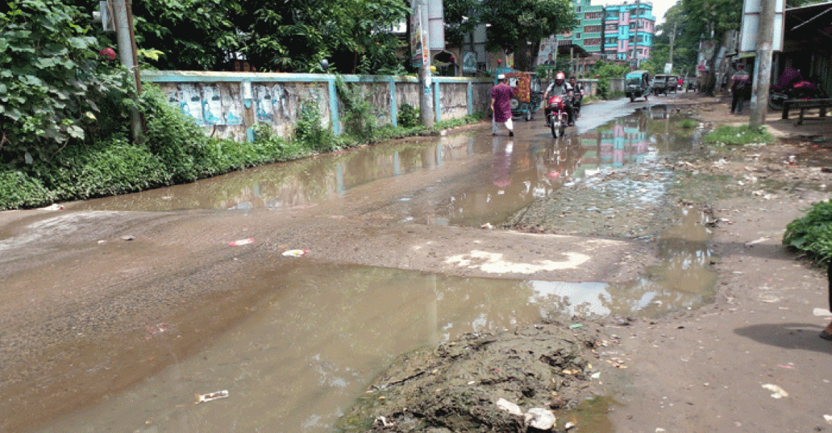 শ্রীনগরে টানা বৃষ্টিতে বিভিন্ন সড়কে জলাবদ্ধতায় ভোগান্তি