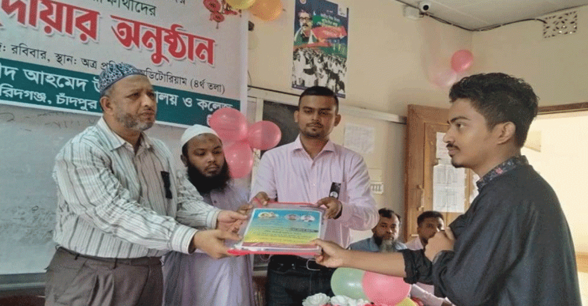 চাঁদপুরে এইচএসসি পরীক্ষার্থীদের মাঝে ছাত্রলীগ নেতার পরীক্ষা সহায়ক সামগ্রী বিতরণ