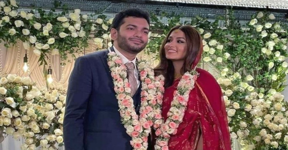 স্বামীকে নিয়ে হানিমুনে তাসনিয়া ফারিণ