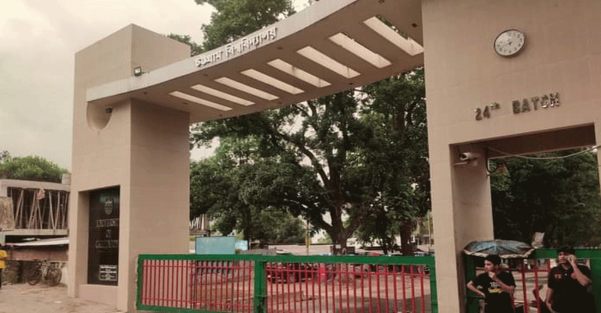 ছাত্রলীগের নতুন কমিটির দাবিতে চবির মূল ফটকে তালা ঝুলিয়ে অবরোধ