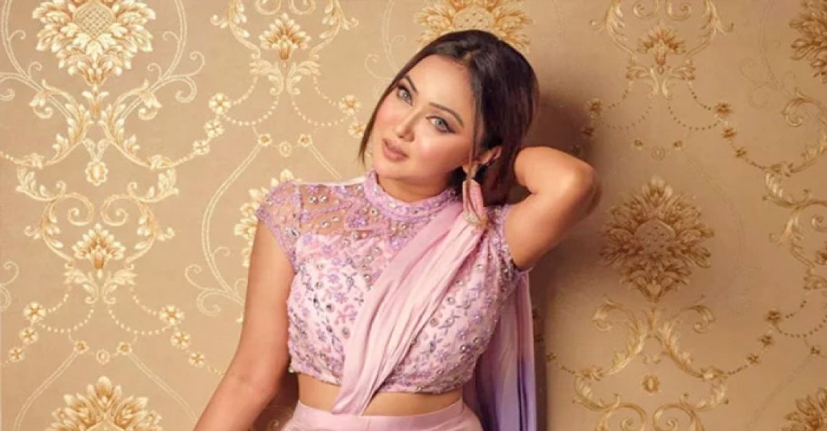 নিষিদ্ধ হলেন অভিনেত্রী চমক