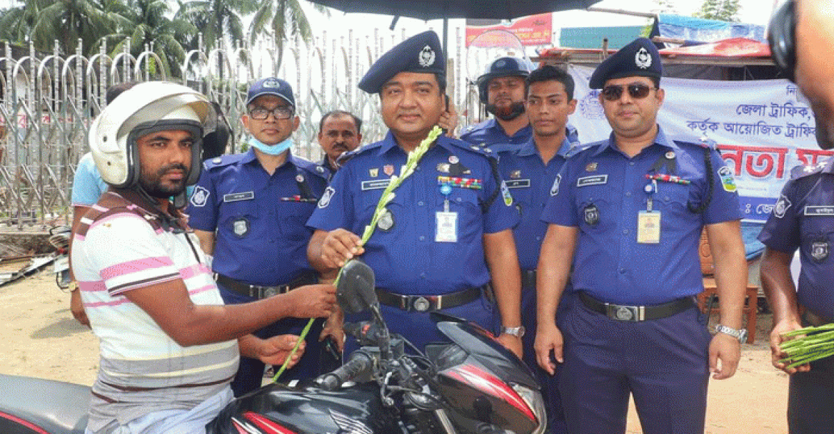 মোটরসাইকেল চালকদের সচেতন করতে ব্যতিক্রমী উদ্যোগ নিয়েছেন জামালপুর পুলিশ সুপার
