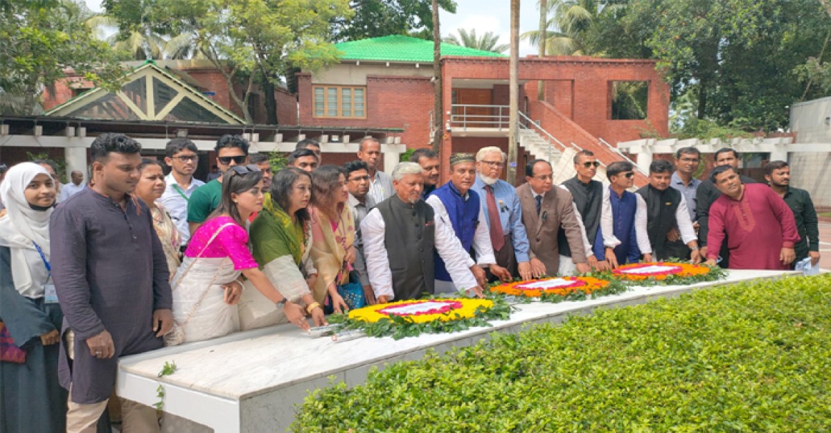 বঙ্গবন্ধুর সমাধিতে জয় বাংলা রাষ্ট্রীয় স্লোগান পরিষদের কেন্দ্রীয় নেতৃবৃন্দের শ্রদ্ধা