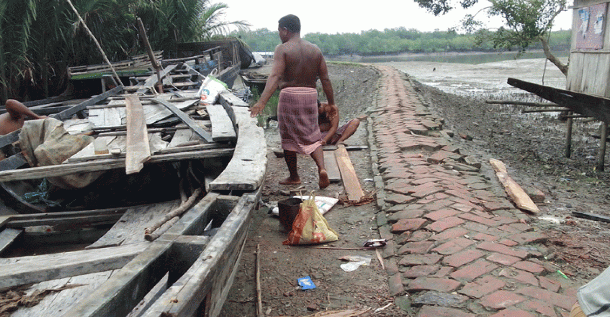 কয়রায় জাল-নৌকা সংস্কারে ব্যস্ত সময় পর করছেন জেলেরা