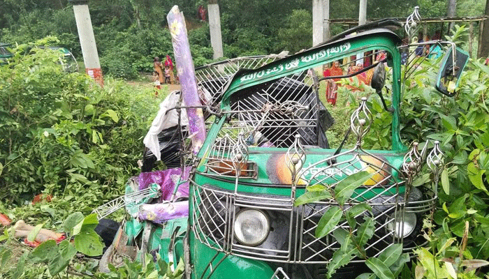 চকরিয়ায় অটোরিকশা ও লরি গাড়ীর মুখোমুখি সংঘর্ষে মা-মেয়ে নিহত