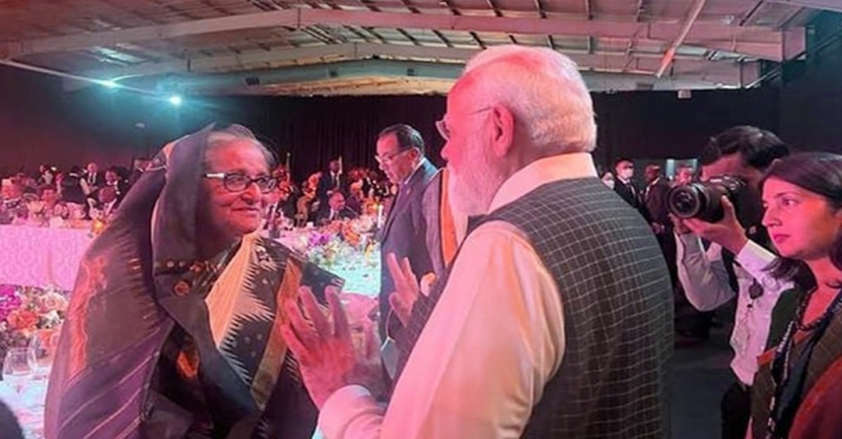 শেখ হাসিনার কাছে হেঁটে গিয়ে শুভেচ্ছা জানালেন মোদি