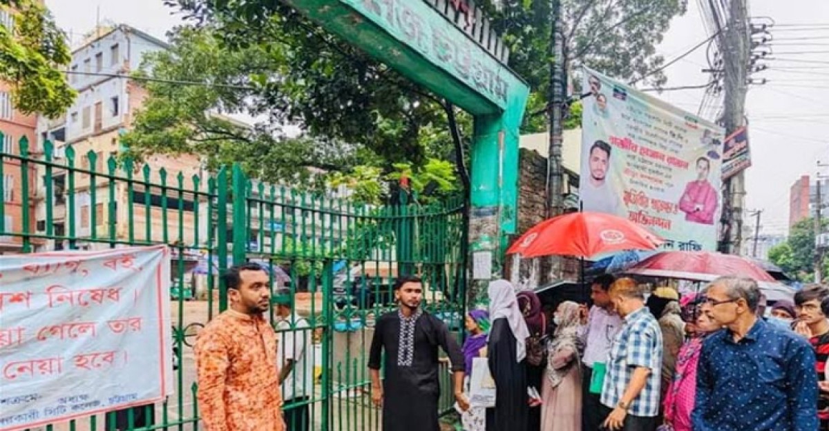 ভারি বর্ষণ: চট্টগ্রামে এক ঘণ্টা দেরিতে শুরু হলো এইচএসসি পরীক্ষা