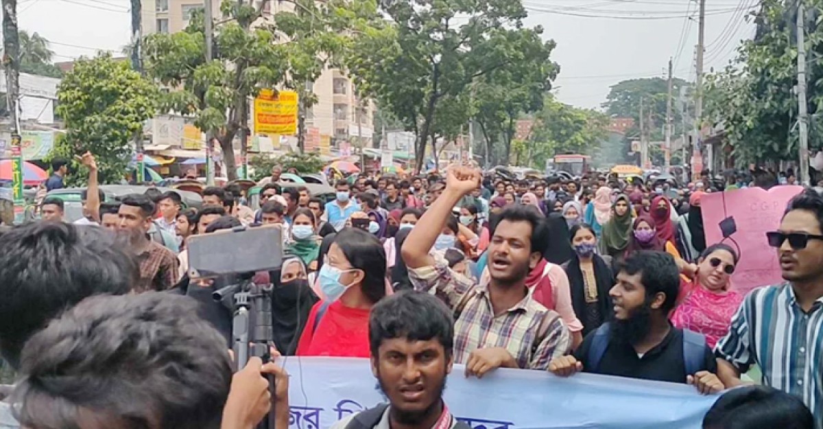 আবারও সাত কলেজ শিক্ষার্থীদের নীলক্ষেত মোড় অবরোধ