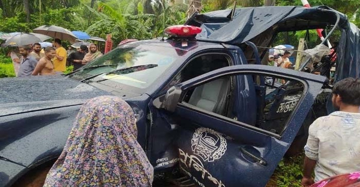 সীতাকুণ্ডে পুলিশের গাড়ির সঙ্গে ট্রেনের ধাক্কা, ৩ পুলিশের প্রাণহানি