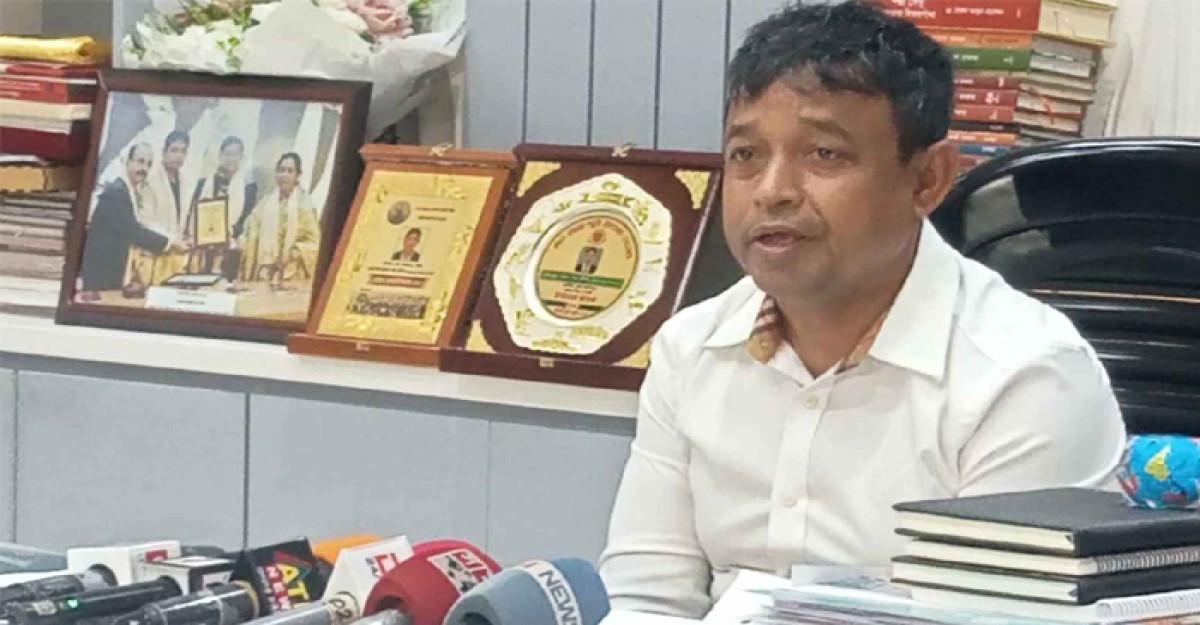 আমরা শুধু ভাতই খাওয়াই না, অস্ত্রও উদ্ধার করি: ডিবি প্রধান