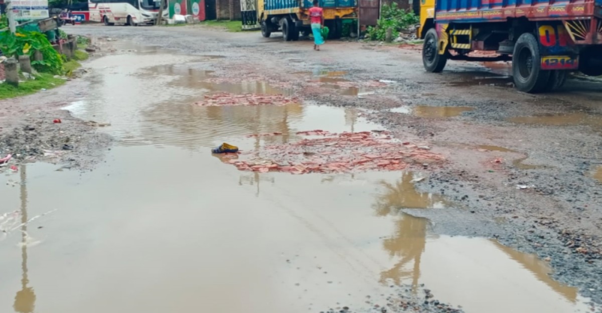 কুয়াকাটা মহাসড়কে অসংখ্য খানাখন্দক, যান চলাচল করে ঝুঁকিতে