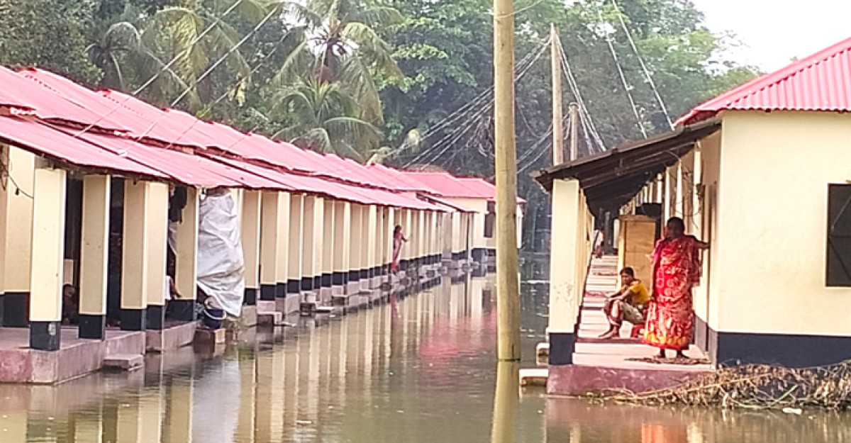 মুরাদনগরে প্রধানমন্ত্রীর উপহারের ঘর গত তিন মাস পানির নিচে