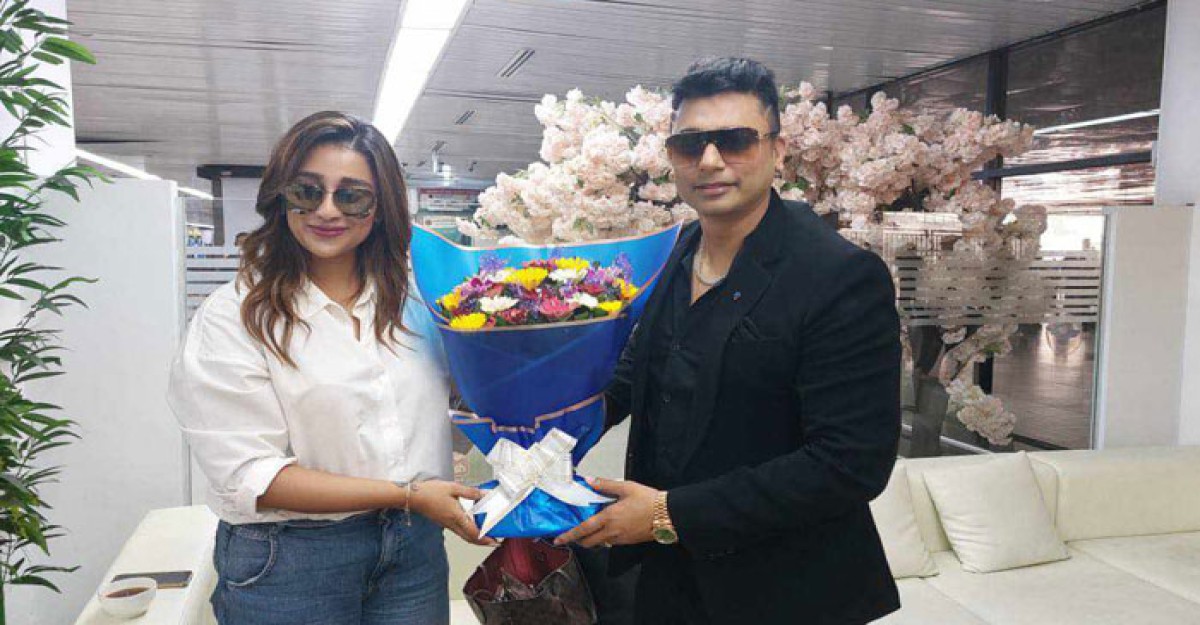 বিমানবন্দরে সায়ন্তিকাকে শুভেচ্ছা জানালেন জায়েদ খান
