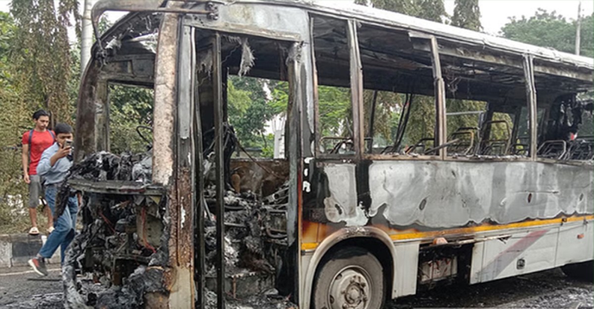 রাজধানীতে এসি বাসে আগুন