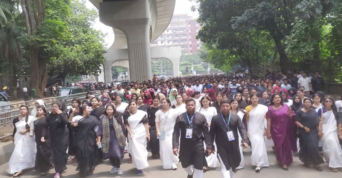 বৃষ্টির ভিতরে মিছিল-স্লোগানে মুখরিত সোহরাওয়ার্দী উদ্যান