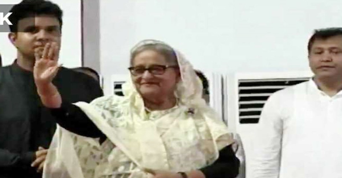 ছাত্র সমাবেশের মঞ্চে প্রধানমন্ত্রী