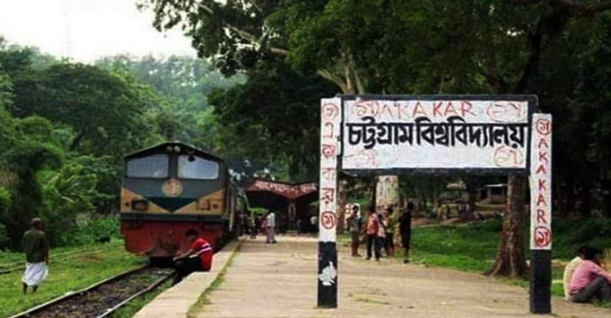 যেখানে ভোরের আলো ফোটে শাটলের হুইসেলে, সন্ধ্যা নামে ঝুপড়ির আড্ডায়