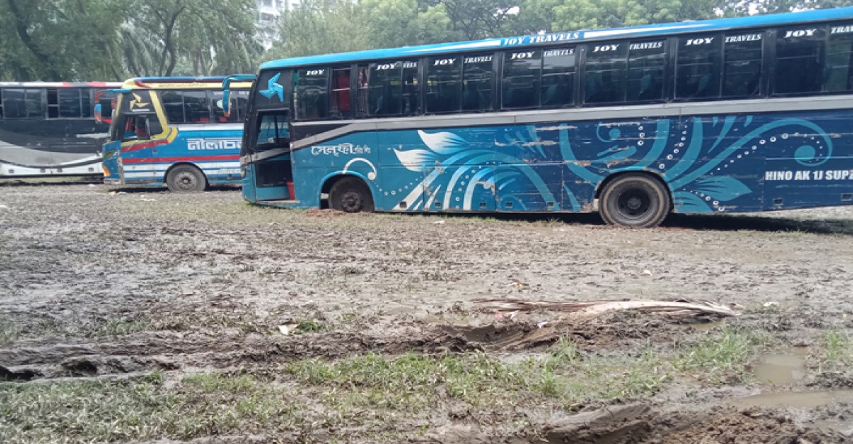 ছাত্রলীগের সমাবেশের বাস রাখায় ঢাকা কলেজ মাঠের নাজেহাল অবস্থা