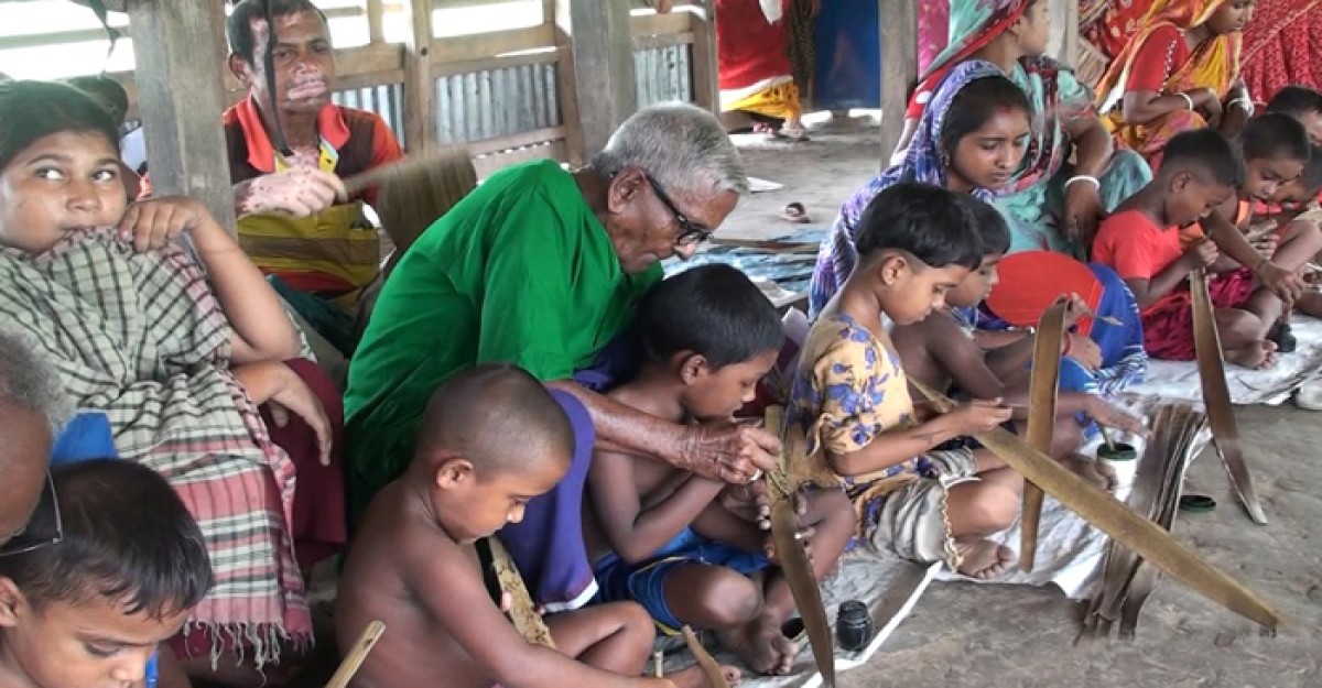 বাগেরহাটে ১৮ বছর ধরে তালপাতার পাঠশালায় চলছে শিশুদের হাতেখড়ি