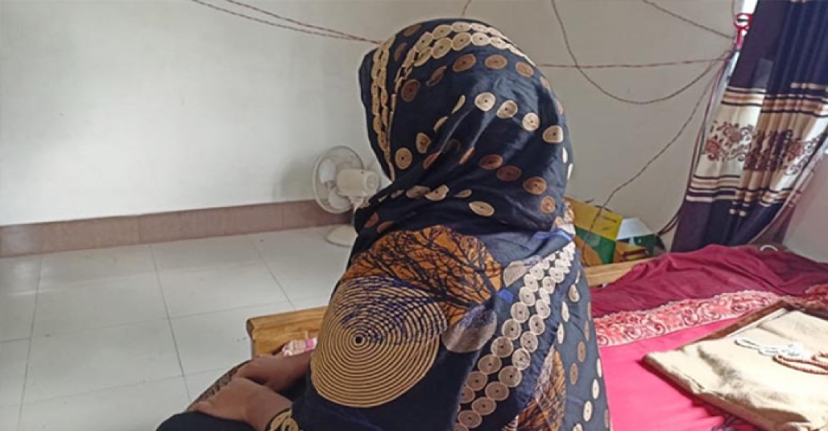 বিয়ের দাবিতে শিক্ষকের বাড়িতে ছাত্রের মা