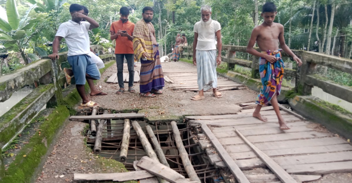 ঝুঁকিপূর্ণ ভাঙা সেতুতে দুই ইউনিয়নের বাসিন্দাদের দুর্ভোগ