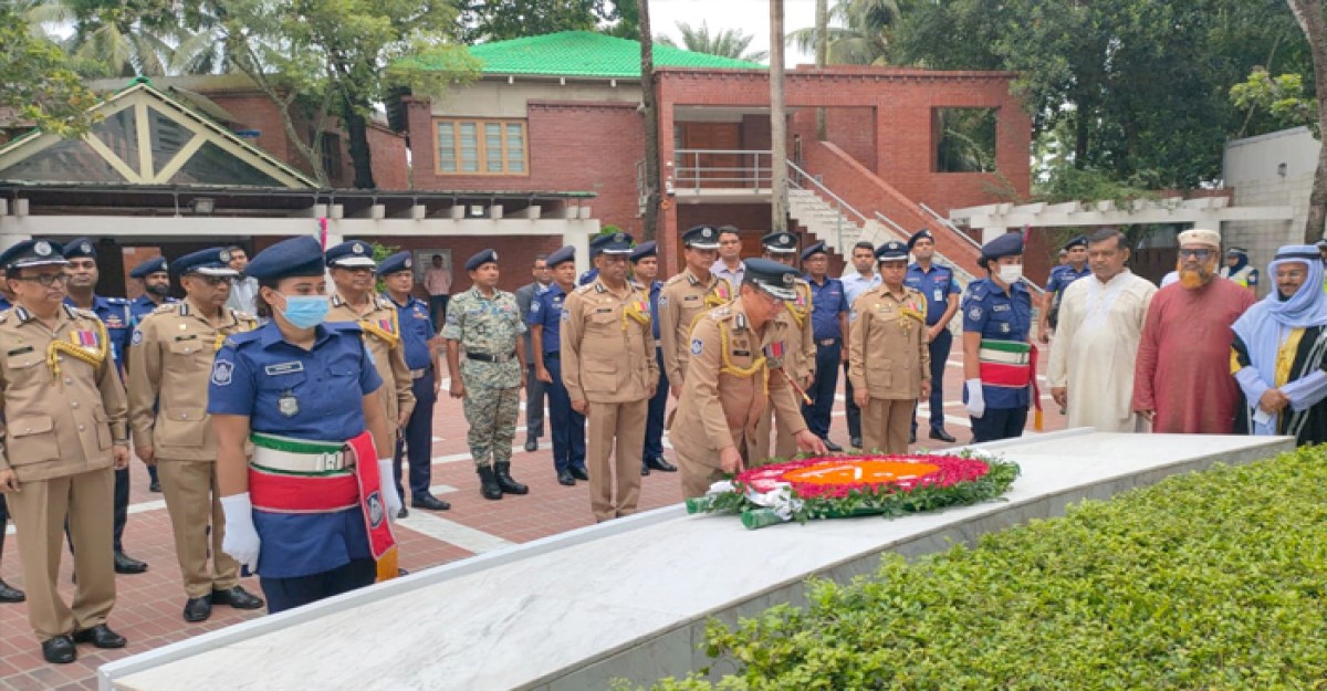 বঙ্গবন্ধুর সমাধিতে আইজিপি চৌধুরী আব্দুল্লাহ আল মামুনের শ্রদ্ধা