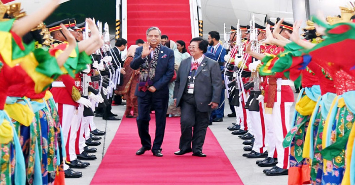 জাকার্তায় রাষ্ট্রপতিকে লাল গালিচা অভ্যর্থনা
