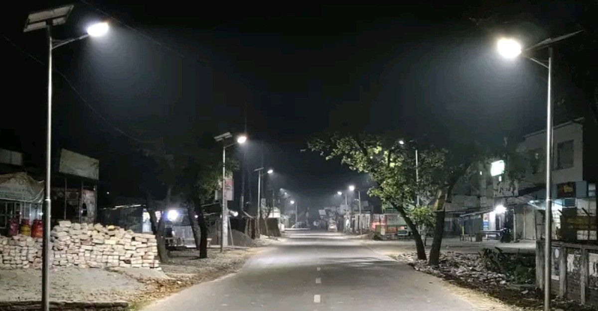 সৌর বাতির আলোয় কাটছে দুমকীর আঁধার