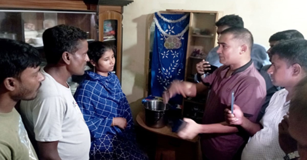 ঘোড়াঘাটে ছুরির মুখে জিম্মি করে ১৫ লক্ষ টাকা লুট