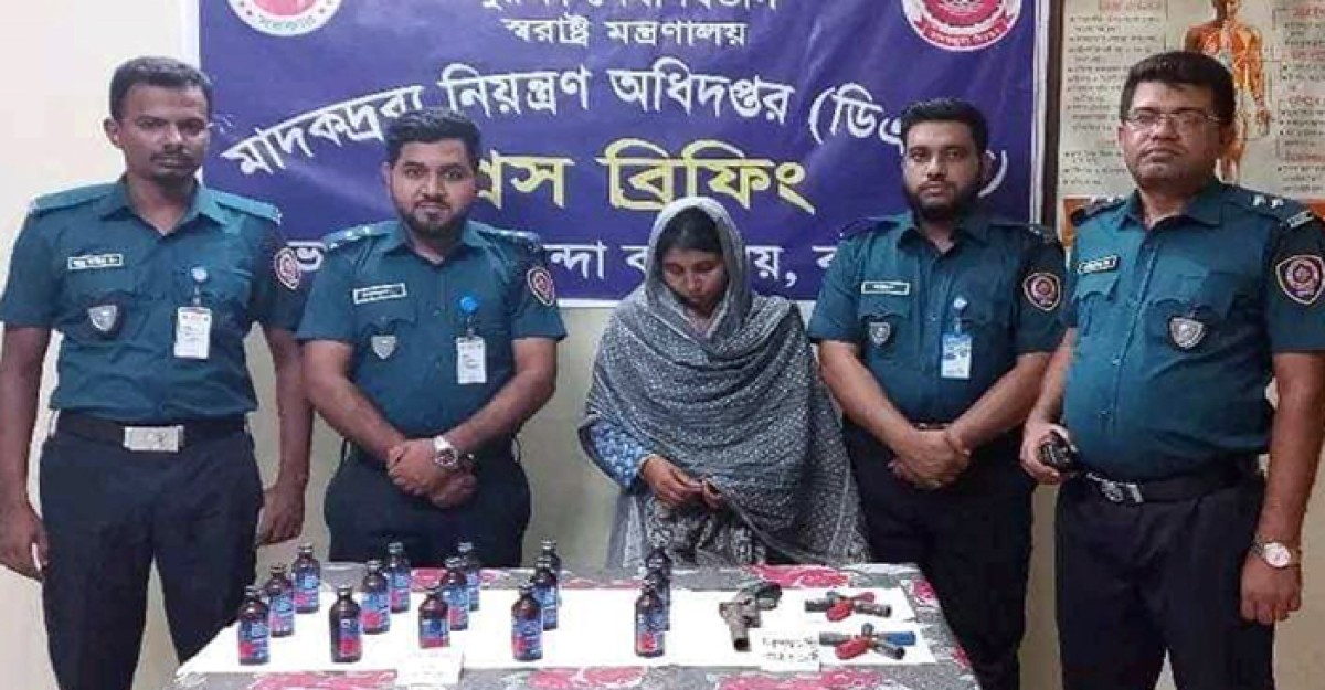 রাজাপুরে ফেনসিডিল ও দেশীয় পিস্তলসহ নারী গ্রেফতার
