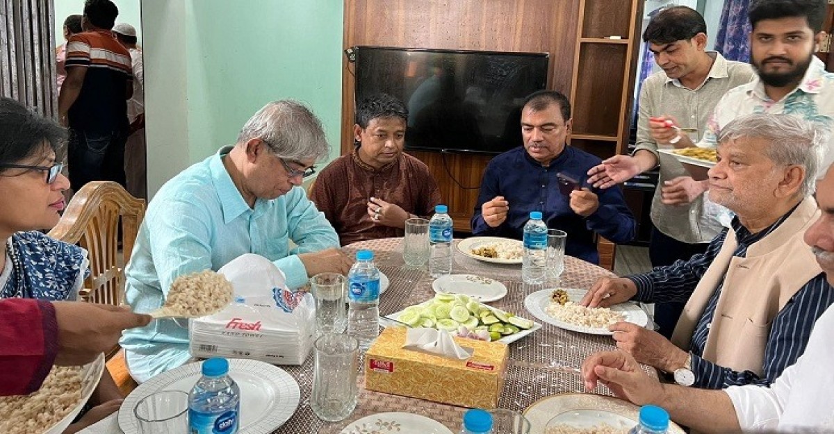 এবার ডিবিপ্রধান হারুনের বাড়িতে খেলেন দুই মন্ত্রী