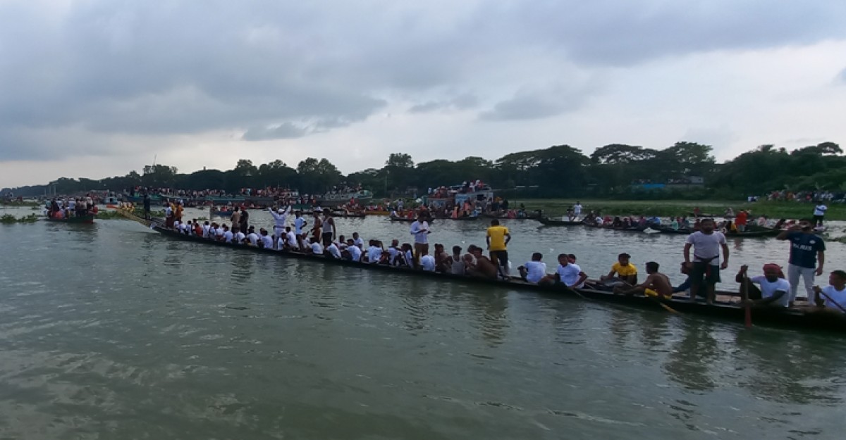 বিল পদ্মায় নৌকা বাইচ দেখতে মানুষ ঢল