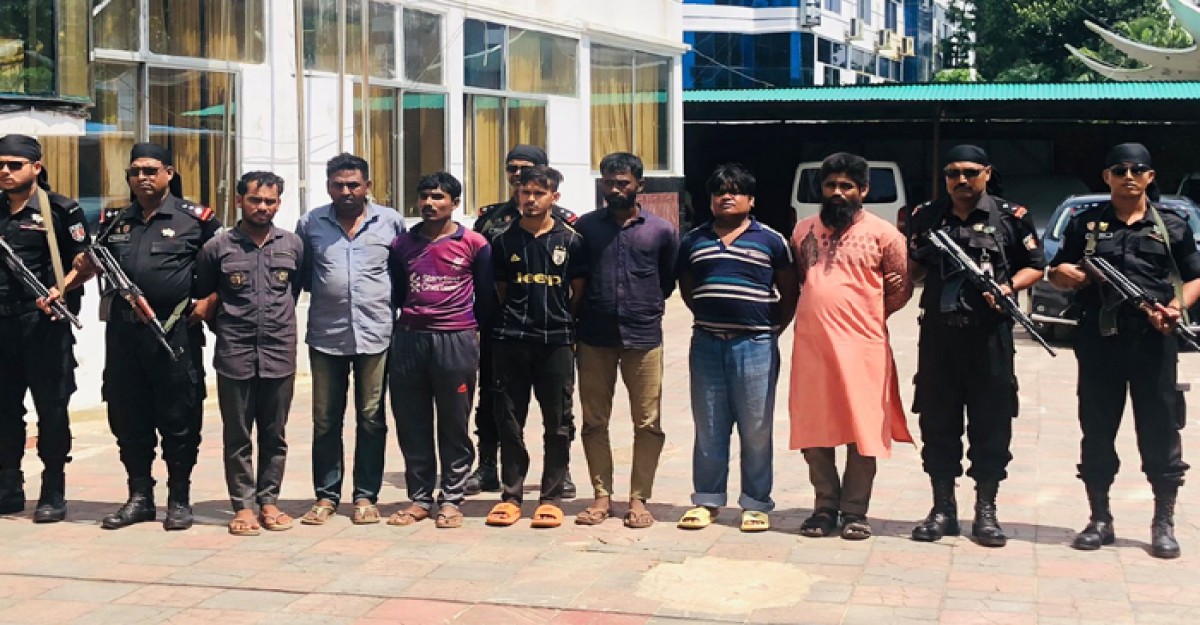 নাজিরারটেক থেকে অস্ত্র ও গুলিসহ ৭ জলদস্যূ আটক