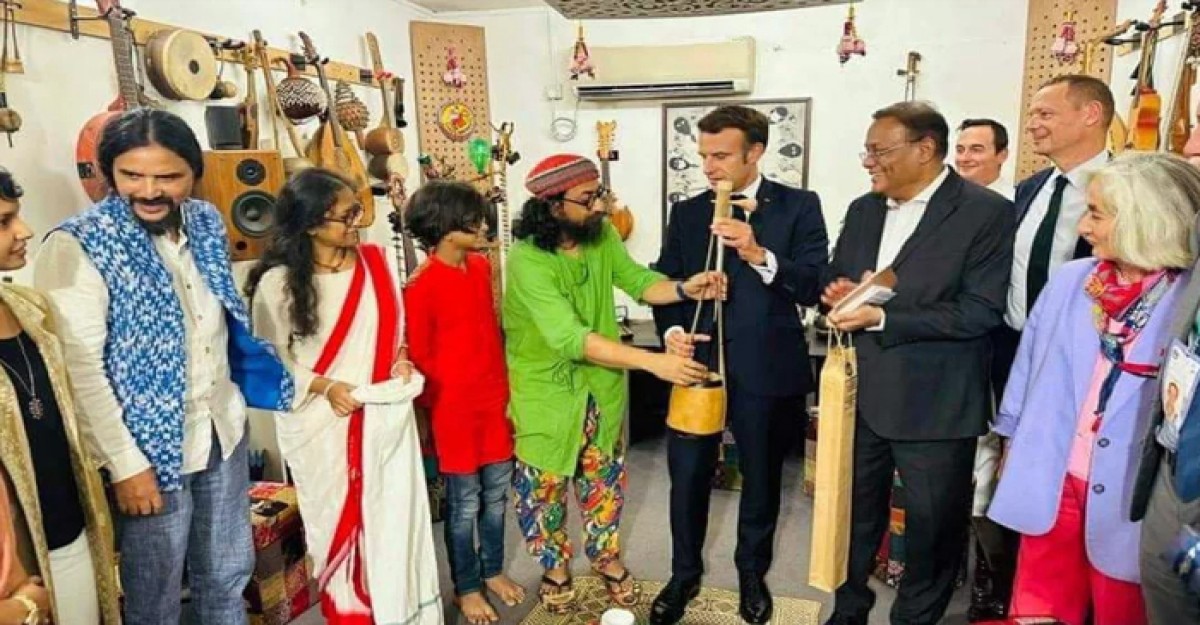 ফ্রান্সের প্রেসিডেন্টকে একতারা উপহার দিলেন জলের গানের রাহুল