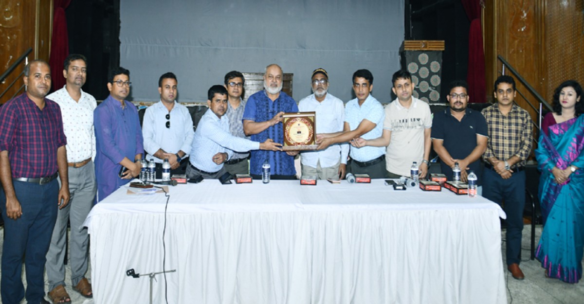 নোবিপ্রবি উপাচার্যকে শিক্ষক সমিতির সংবর্ধনা