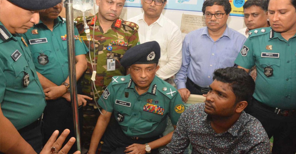 ছাত্রলীগ নেতা নাঈমকে দেখতে হাসপাতালে ডিএমপি কমিশনার
