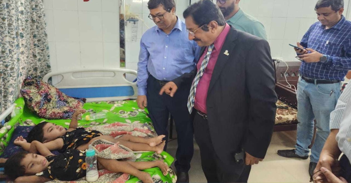 মেরুদণ্ড জোড়া লাগানো নুহা-নাবাকে দেখতে গেলেন বিএসএমএমইউ উপাচার্য