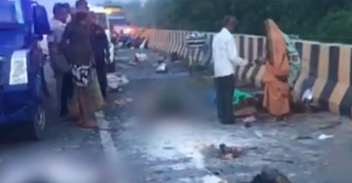 ভারতে দাঁড়িয়ে থাকা বাসে ট্রাকের ধাক্কা, নিহত ১১