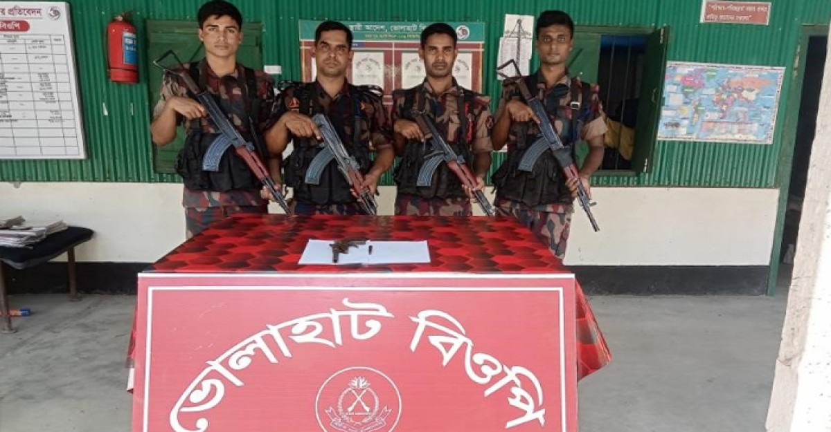 চাঁপাইনবাবগঞ্জ ভোলাহাট সিমান্তে ৫৯ বিজিবির অবৈধ অস্ত্র উদ্ধার