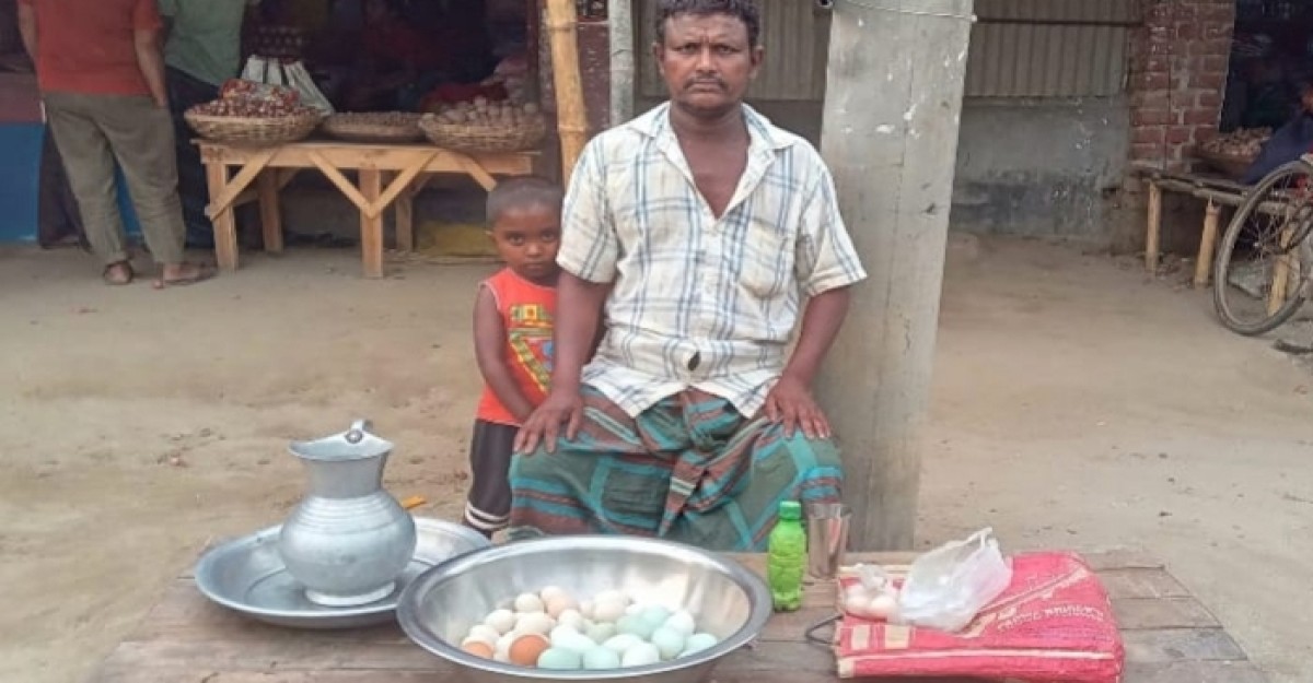 সেদ্ধ ডিম বিক্রি করে আর সংসার চলে না