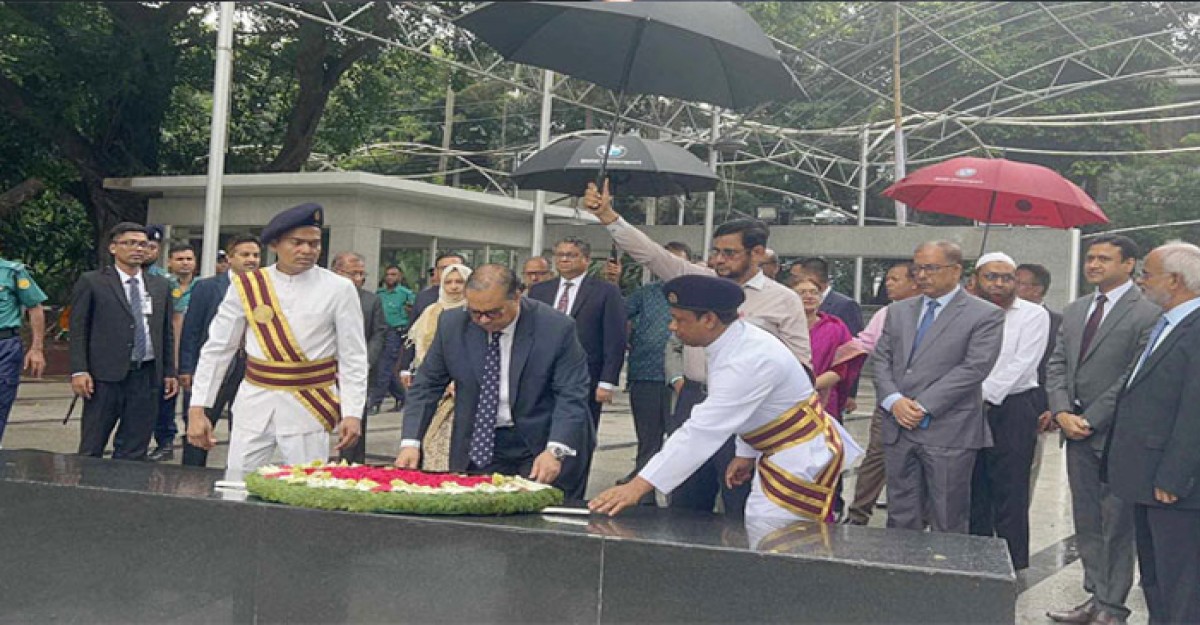 ধানমন্ডিতে বঙ্গবন্ধুর প্রতিকৃতিতে প্রধান বিচারপতির শ্রদ্ধা