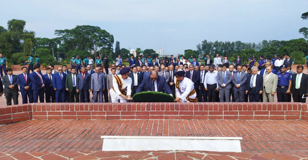 স্মৃতিসৌধে নবনিযুক্ত প্রধান বিচারপতির শ্রদ্ধা