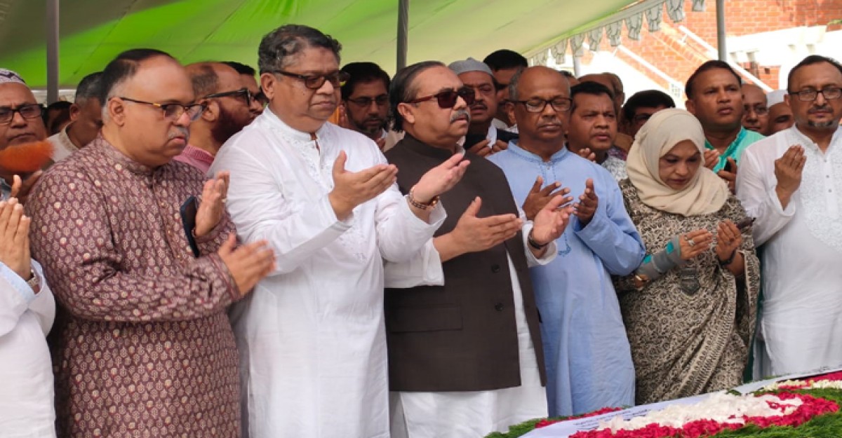 টুঙ্গিপাড়ায় জাতির পিতার সমাধিতে প্রধান বিচারপতি ওবায়দুল হাসানের শ্রদ্ধা