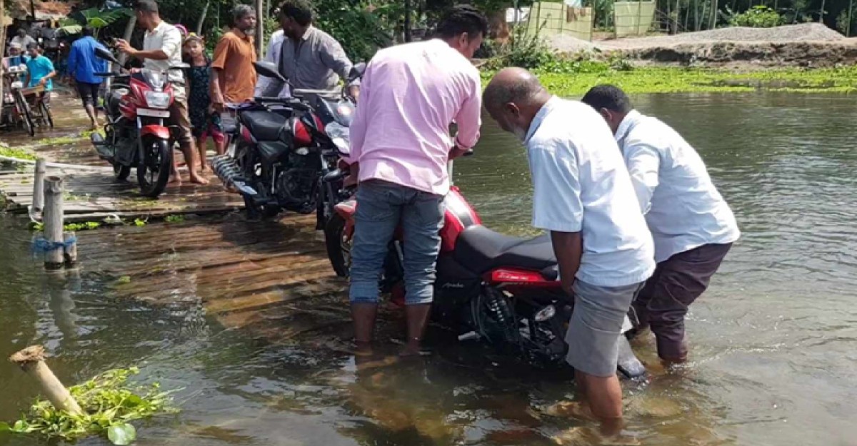 পানির নীচে বিকল্প সড়ক, জনদুর্ভোগ চরমে
