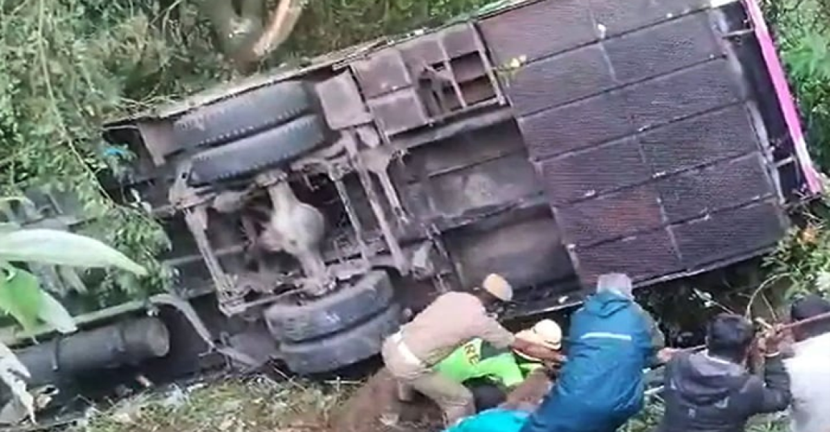 ভারতে নিয়ন্ত্রণ হারিয়ে গভীর খাদে বাস, নিহত ৮