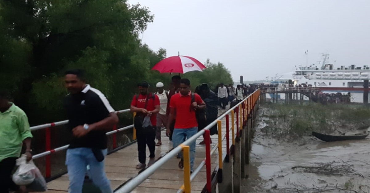 সেন্টমার্টিন থেকে নিরাপদে ফিরে বৃষ্টিস্নাত পর্যটকরা