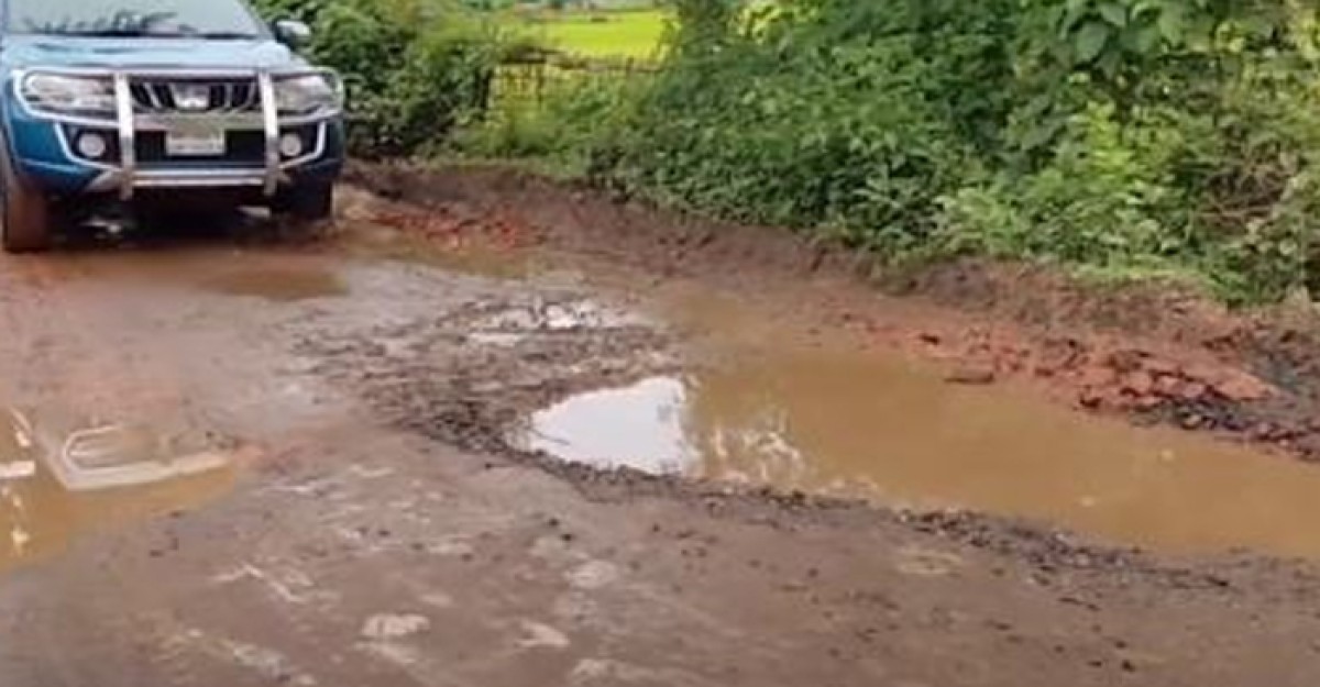 ঝুঁকি নিয়ে পানছড়ি-খাগড়াছড়ি সড়কে যান চলাচল