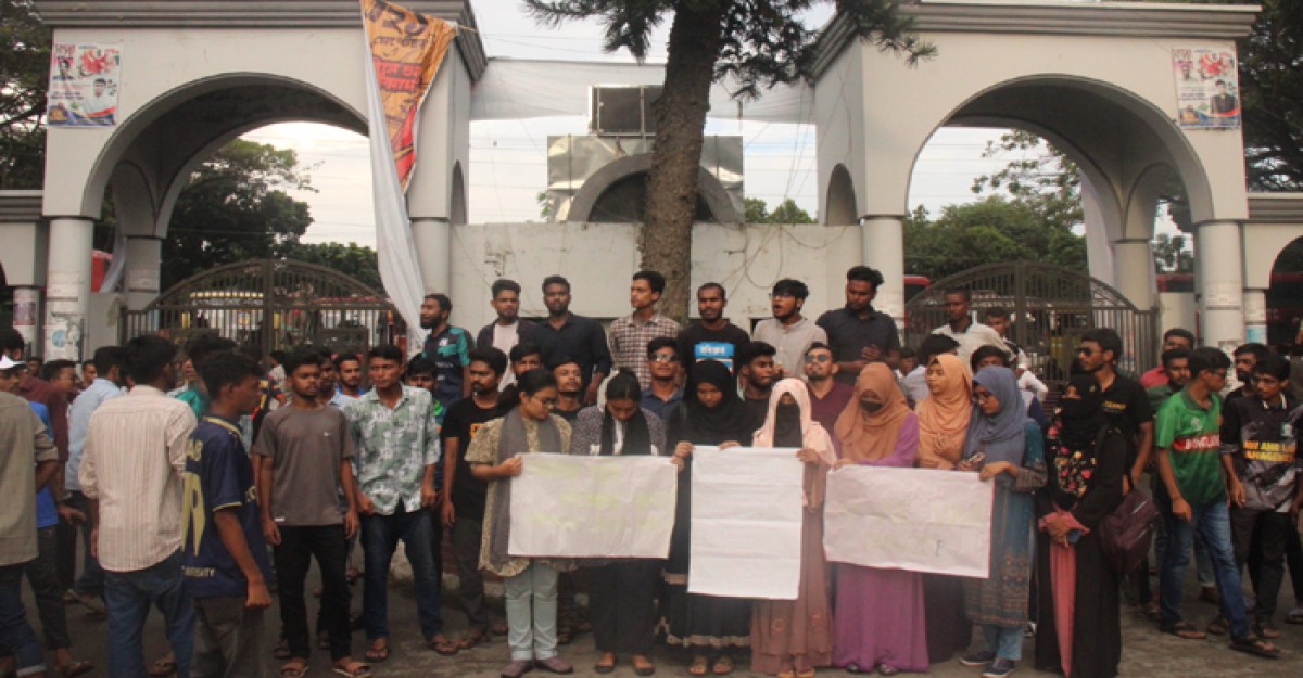 ইবিতে র্যাগিংকাণ্ডে ছাত্র বহিষ্কার, মূলফটক আটকিয়ে প্রতিবাদ শিক্ষার্থীদের